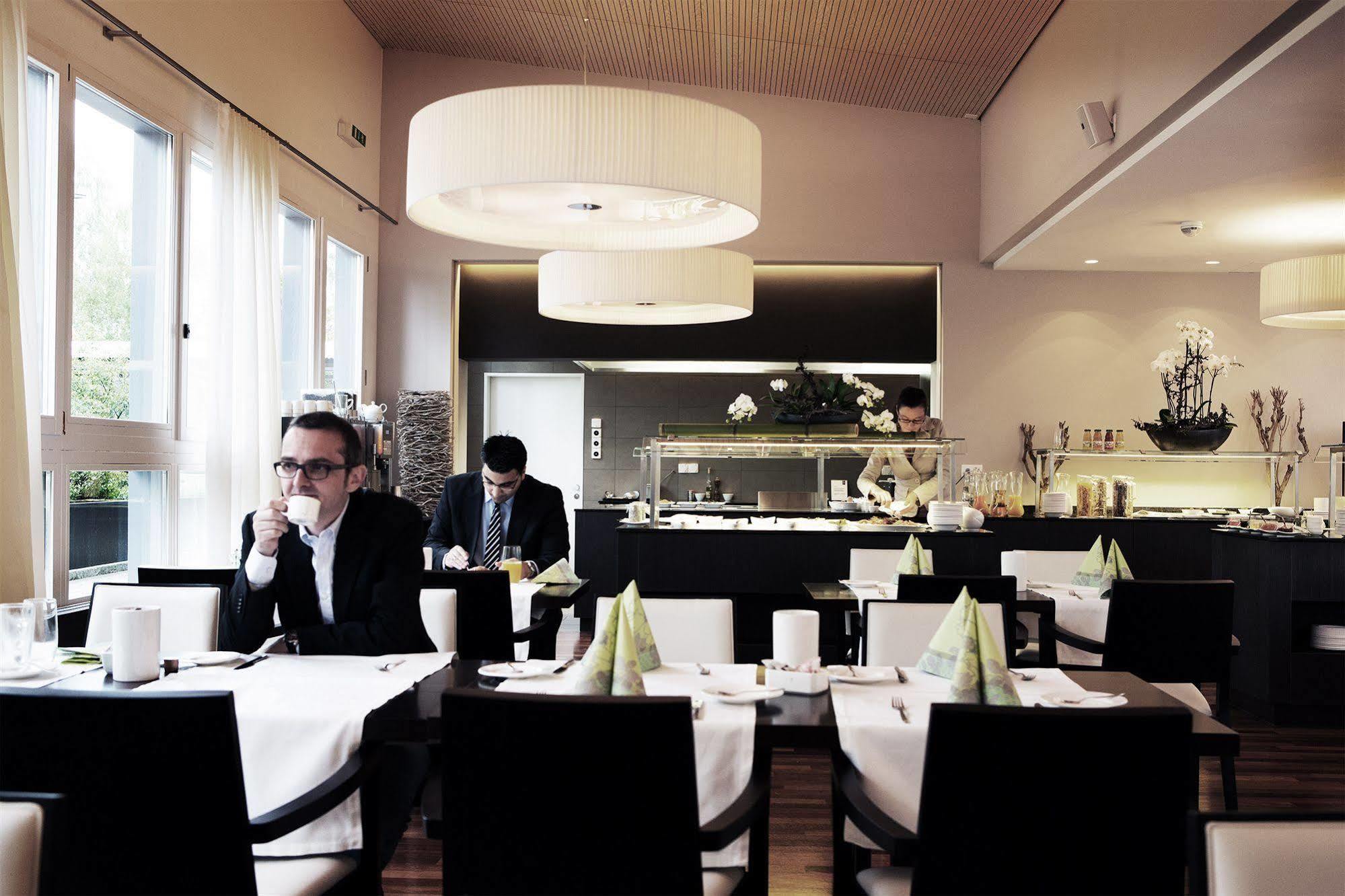 ชลอสส์ ฮูนิเกน Hotel Konolfingen ภายนอก รูปภาพ